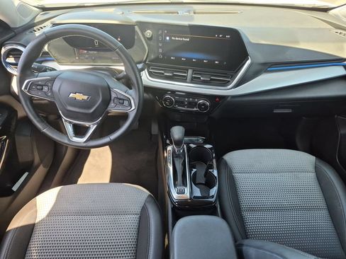 Used 2025 Chevrolet Trax LT w/ LT Convenience Package FWD image 26
