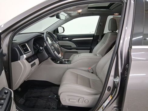 Used 2019 Toyota Highlander XLE image 5