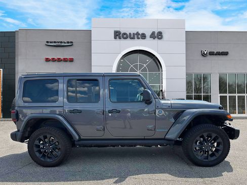 Used 2025 Jeep Wrangler Unlimited Sahara AWD/4WD image 6