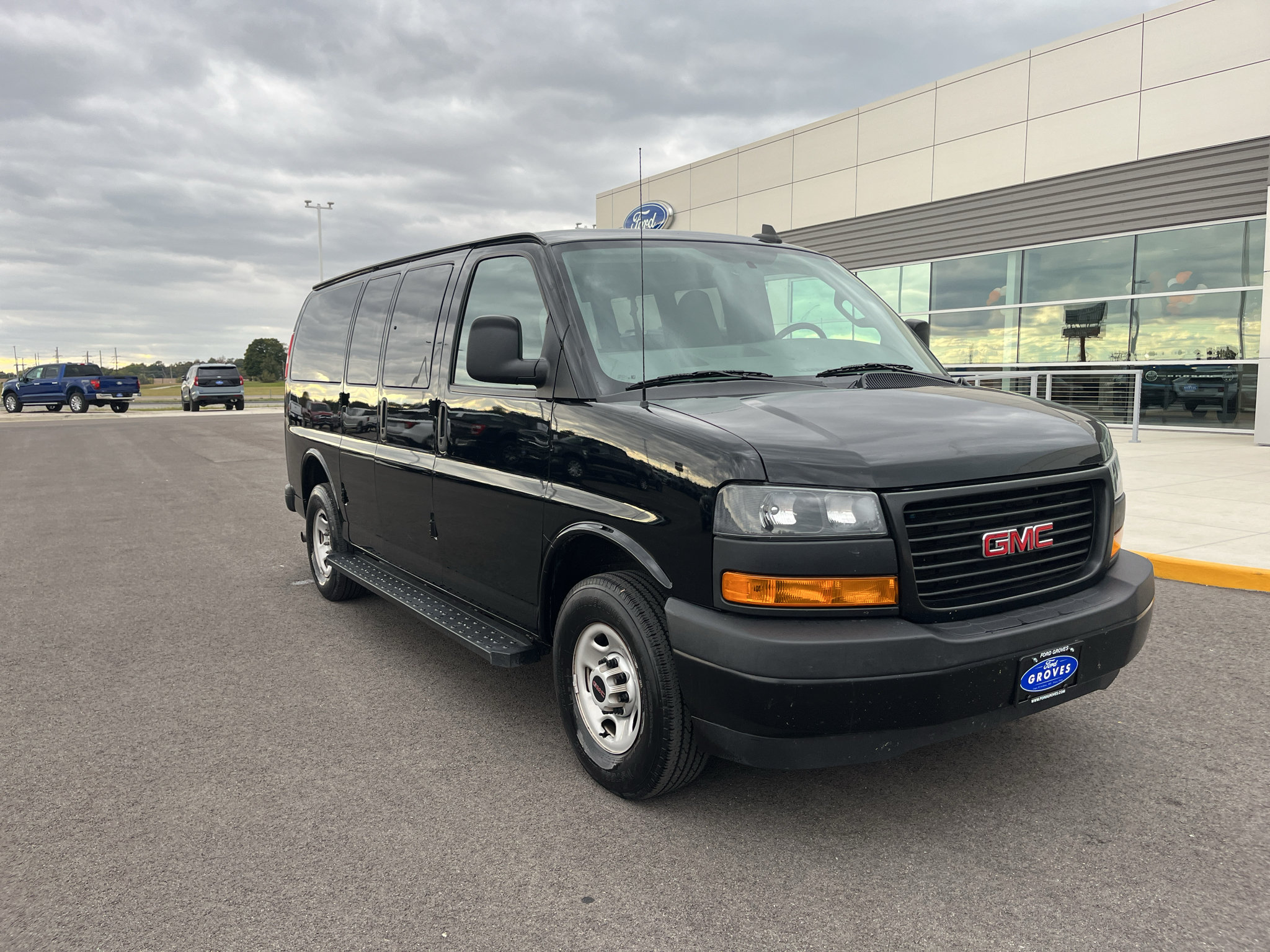 Used 2022 GMC Savana 2500 LS RWD image 3