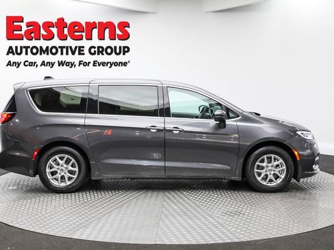 Used 2023 Chrysler Pacifica Touring-L image 4