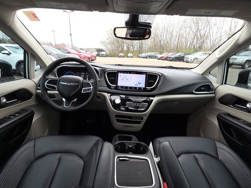 Used 2024 Chrysler Pacifica Touring-L image 28