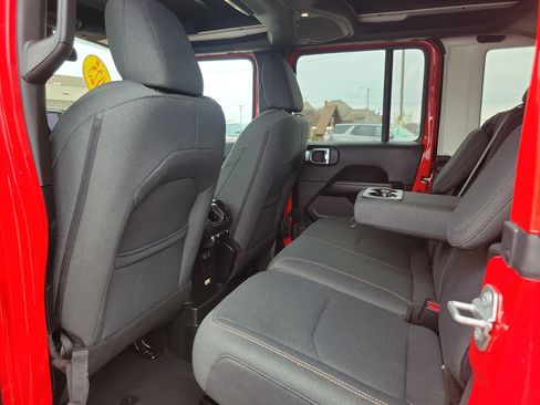 Used 2025 Jeep Wrangler Unlimited Sahara w/ Safety Group image 17