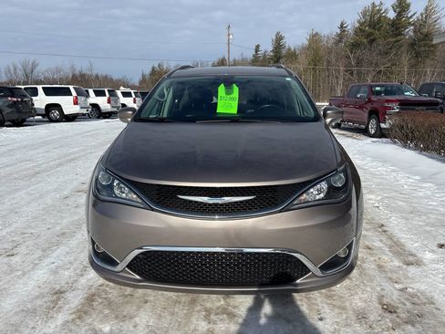 Used 2018 Chrysler Pacifica Touring-L Plus image 3