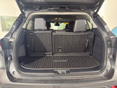 Used 2023 Toyota Highlander XLE image 11