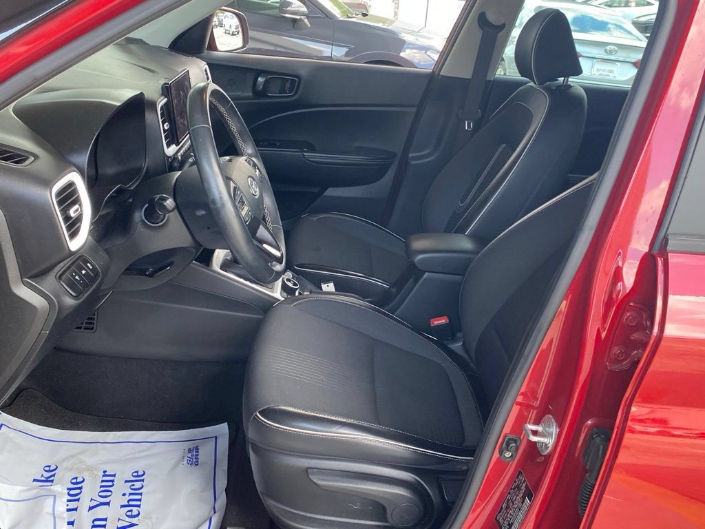 Used 2022 Hyundai Venue Limited FWD image 6
