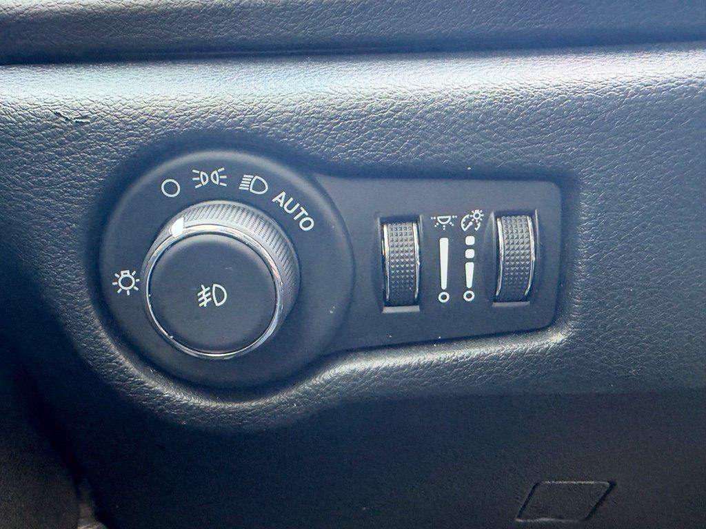 Used 2025 Chrysler Pacifica Select FWD image 31