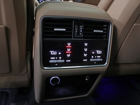 Used 2019 Porsche Cayenne w/ Premium Package AWD/4WD image 40