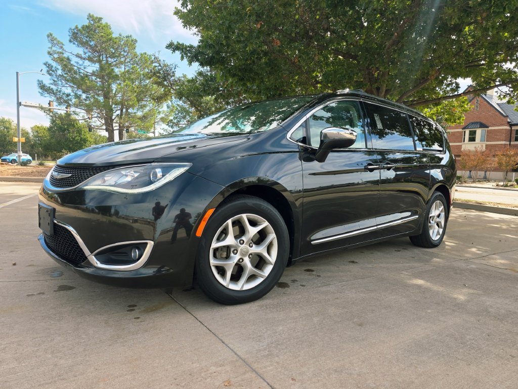 Used 2020 Chrysler Pacifica Limited FWD image 3