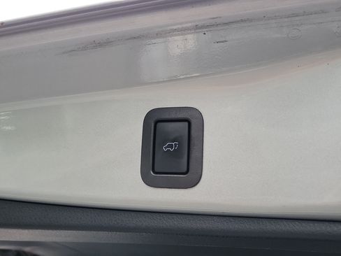 Used 2017 Toyota Highlander Plus FWD image 18