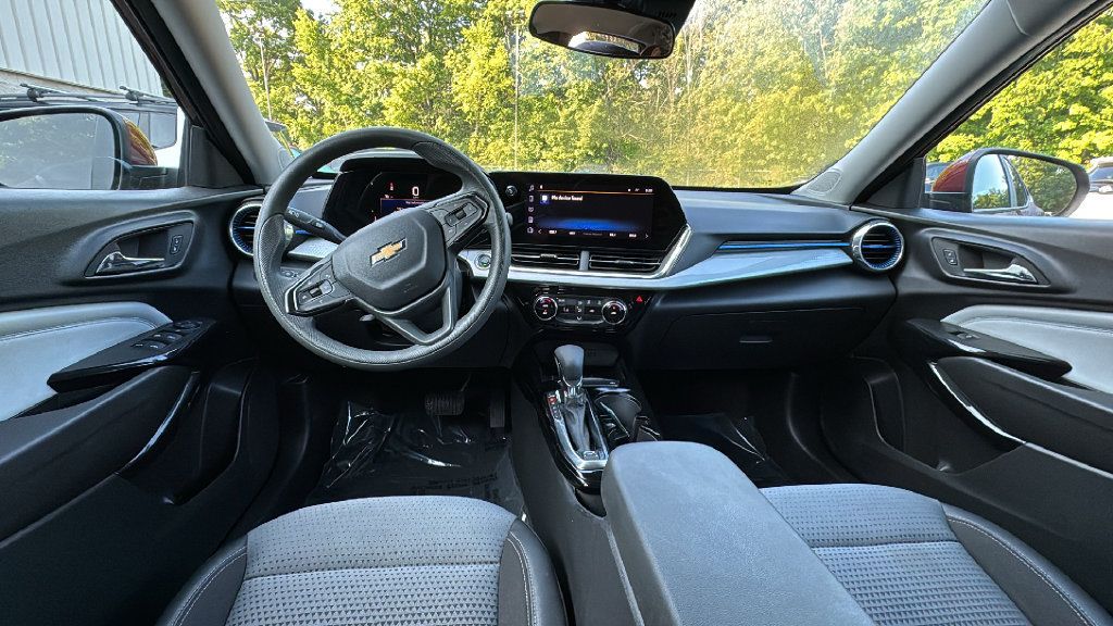 Used 2025 Chevrolet Trax LT FWD image 8