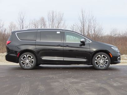New 2026 Chrysler Pacifica Pinnacle w/ Trailer Tow Group