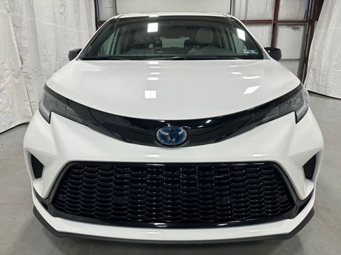 Used 2025 Toyota Sienna XSE image 2
