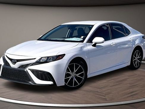 Used 2024 Toyota Camry SE image 1