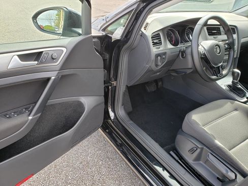 Used 2016 Volkswagen Golf S image 8
