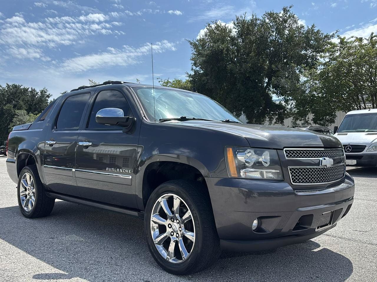 Used 2011 Chevrolet Avalanche LTZ AWD/4WD image 4