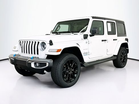 Used 2022 Jeep Wrangler Unlimited Sahara AWD/4WD image 3
