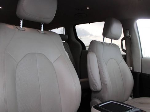 Used 2021 Chrysler Pacifica Touring-L FWD image 14