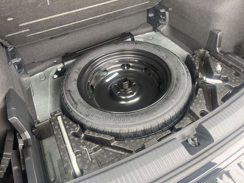 Used 2024 Volkswagen Tiguan SE R-Line image 13