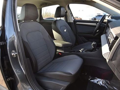 Certified 2025 Volkswagen Jetta SE w/ Sunroof Package image 21