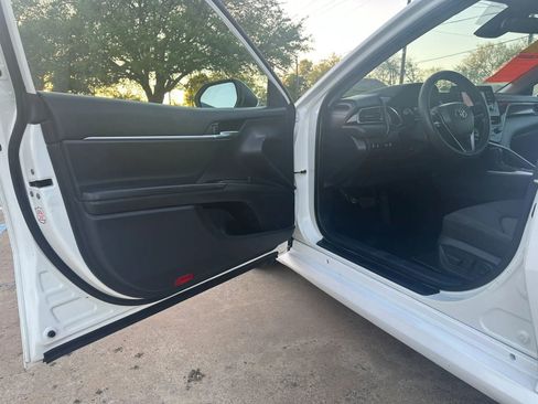 Used 2021 Toyota Camry LE image 9