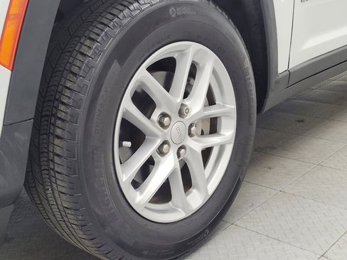 Used 2023 Jeep Grand Cherokee Laredo image 31