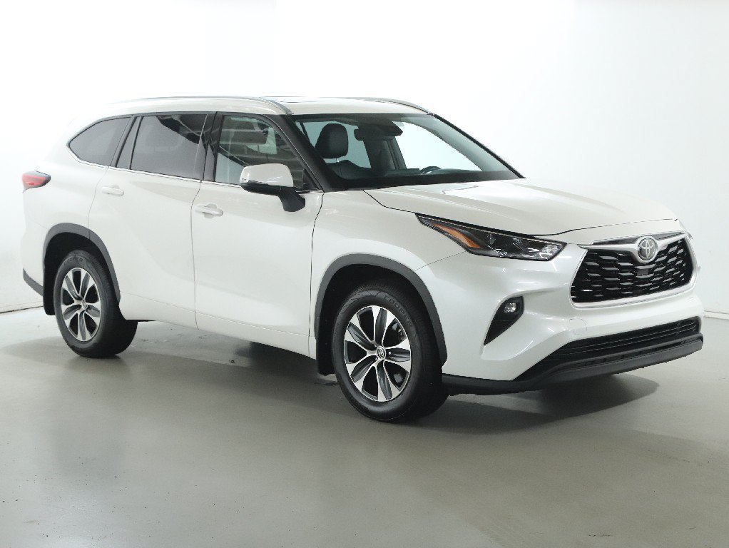 Used 2021 Toyota Highlander XLE AWD/4WD image 9
