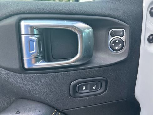 Used 2025 Jeep Wrangler Unlimited Sahara AWD/4WD image 36