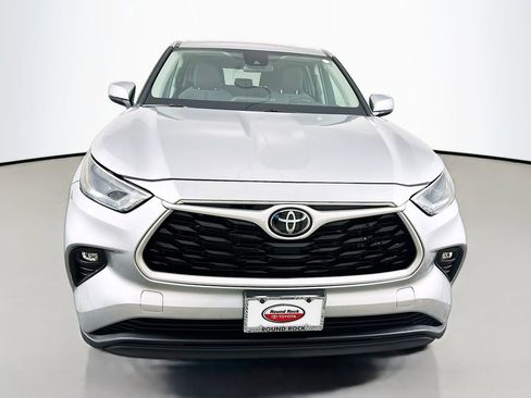 Used 2024 Toyota Highlander LE AWD/4WD image 2