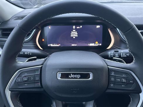 Used 2024 Jeep Grand Cherokee Laredo image 20