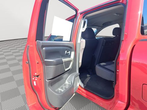 Used 2022 Nissan Titan SV image 13
