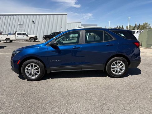 Used 2022 Chevrolet Equinox LS image 2