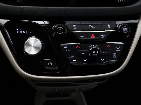 Used 2020 Chrysler Pacifica Touring-L FWD image 24
