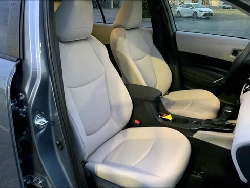Used 2025 Toyota Corolla Cross LE FWD image 9