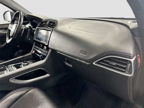Used 2019 Jaguar F-PACE S image 32