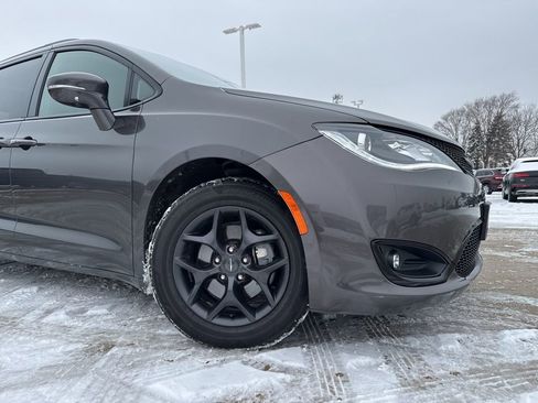 Used 2020 Chrysler Pacifica Limited image 3