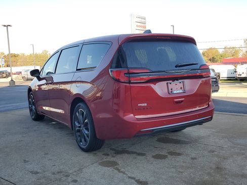 New 2026 Chrysler Pacifica Select image 3