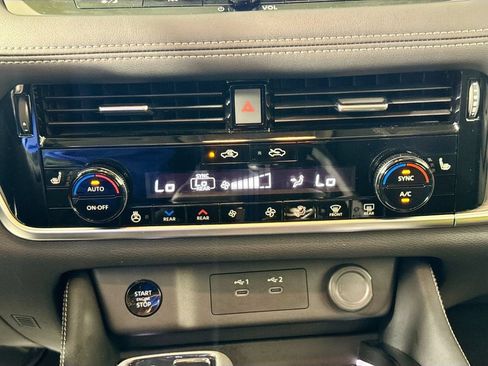 Used 2024 Nissan Rogue Platinum w/ Platinum Premium Package AWD/4WD image 16