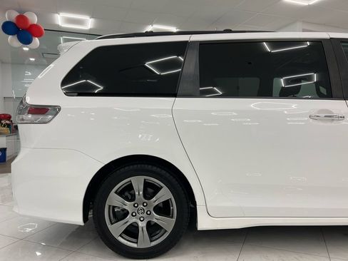 Used 2019 Toyota Sienna SE Premium w/ Carpet Mat Package image 6