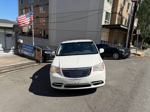 Used 2013 Chrysler Town & Country Touring FWD image 4