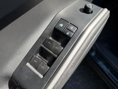 Used 2021 Toyota Highlander LE AWD/4WD image 24