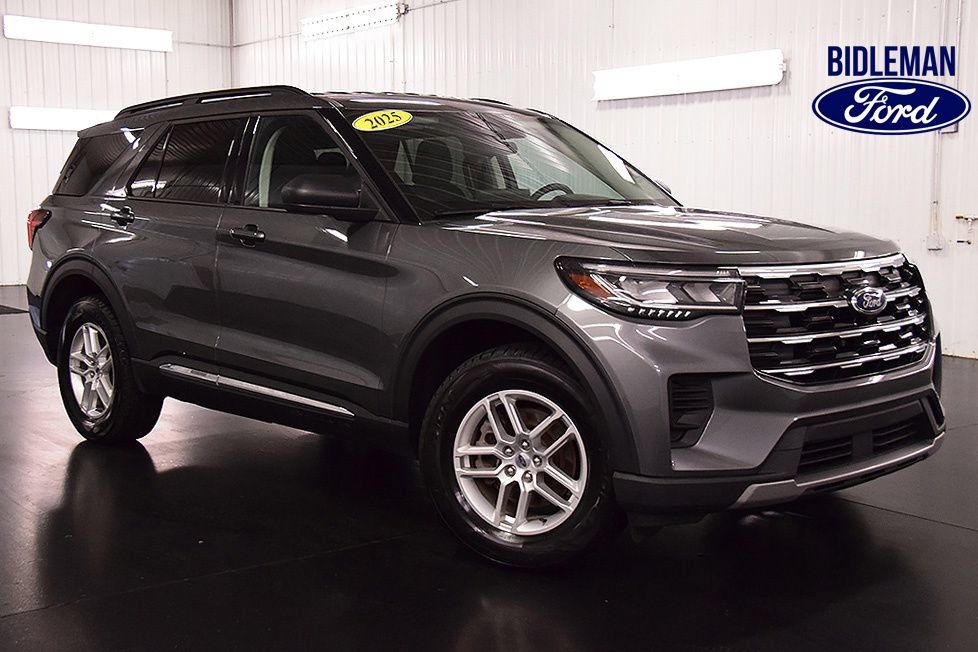 Used 2025 Ford Explorer Active AWD/4WD image 1