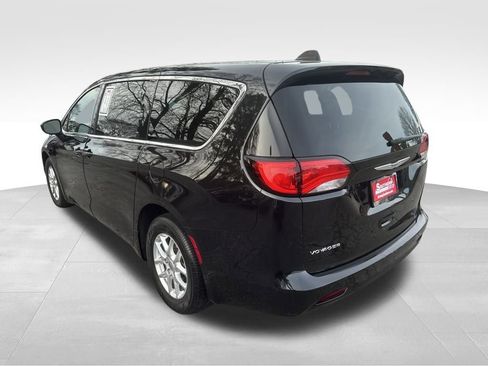 Used 2023 Chrysler Voyager LX image 16
