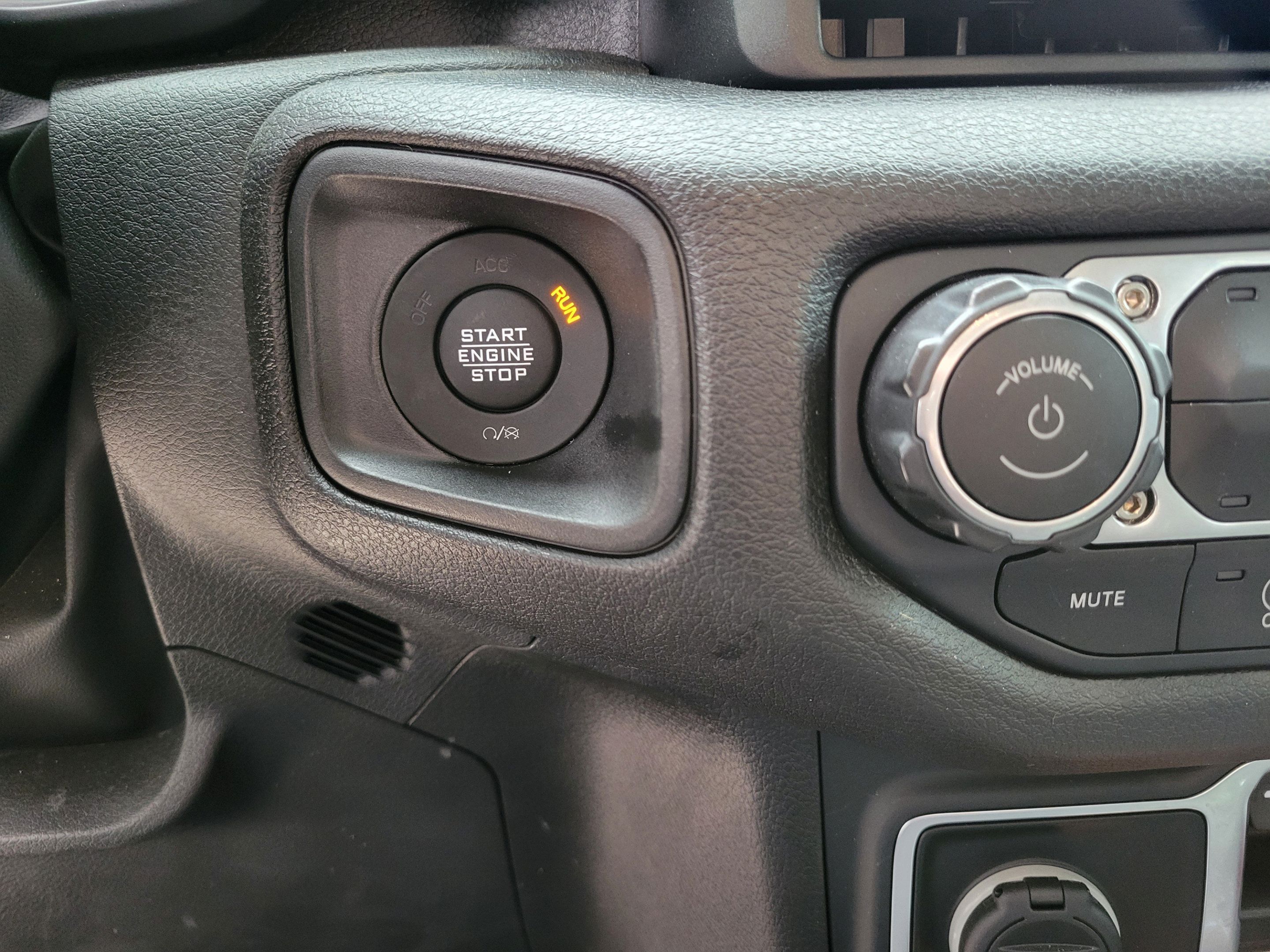 Used 2025 Jeep Gladiator Sport AWD/4WD image 23