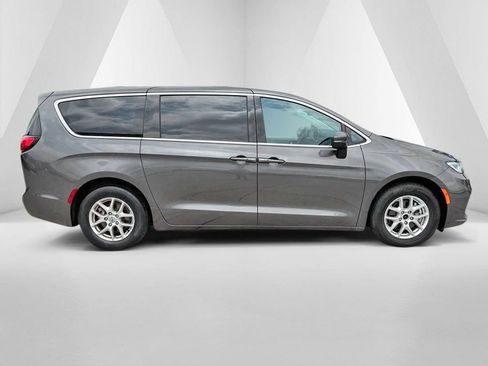 Used 2023 Chrysler Pacifica Touring-L FWD image 8