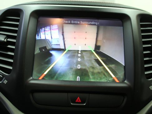 Used 2016 Jeep Cherokee Trailhawk w/ Comfort/Convenience Group image 15