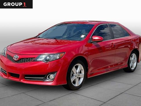 Used 2014 Toyota Camry SE FWD image 1