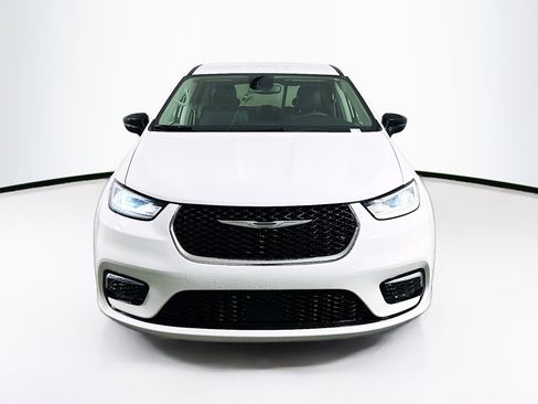 Used 2024 Chrysler Pacifica Touring-L image 2