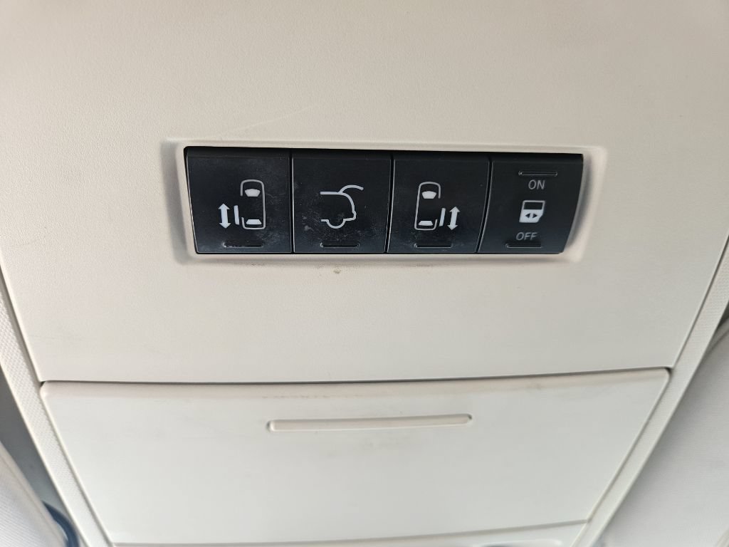 Used 2009 Chrysler Town & Country Touring FWD image 19