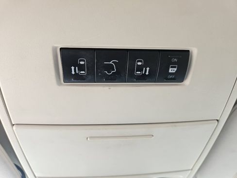Used 2009 Chrysler Town & Country Touring FWD image 19